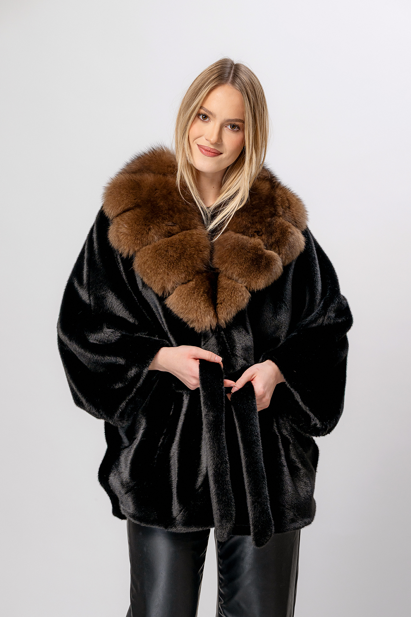 Poncho damă din alcantara Neagră cu garnitură din blană naturală de vulpe